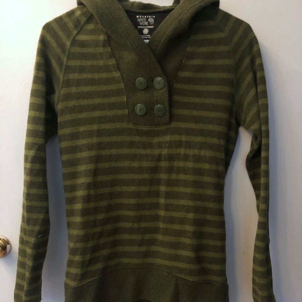 Lightweight hooded sweater